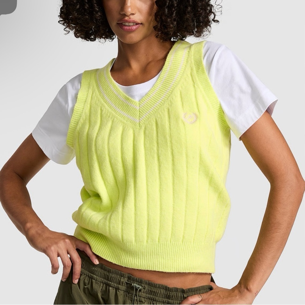 💖 Victoria’s Secret PINK knit vest with logo